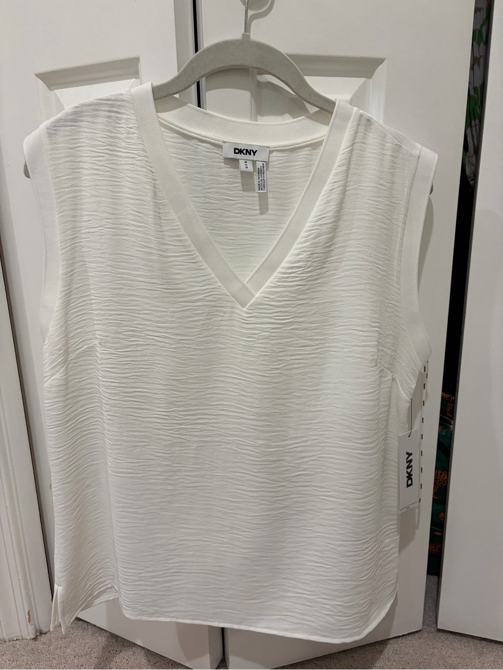 DKNY White Textured V-Neck Sleeveless Tank